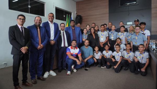 Câmara de Dianópolis aprova pautas importantes para infraestrutura, saúde, esporte, agricultura em sessão com homenagens
