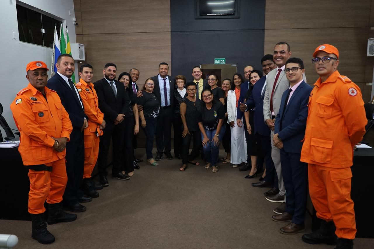 Câmara abre Calendário de Sessões de Maio com homenagens e pedido de isenção de IPTU
