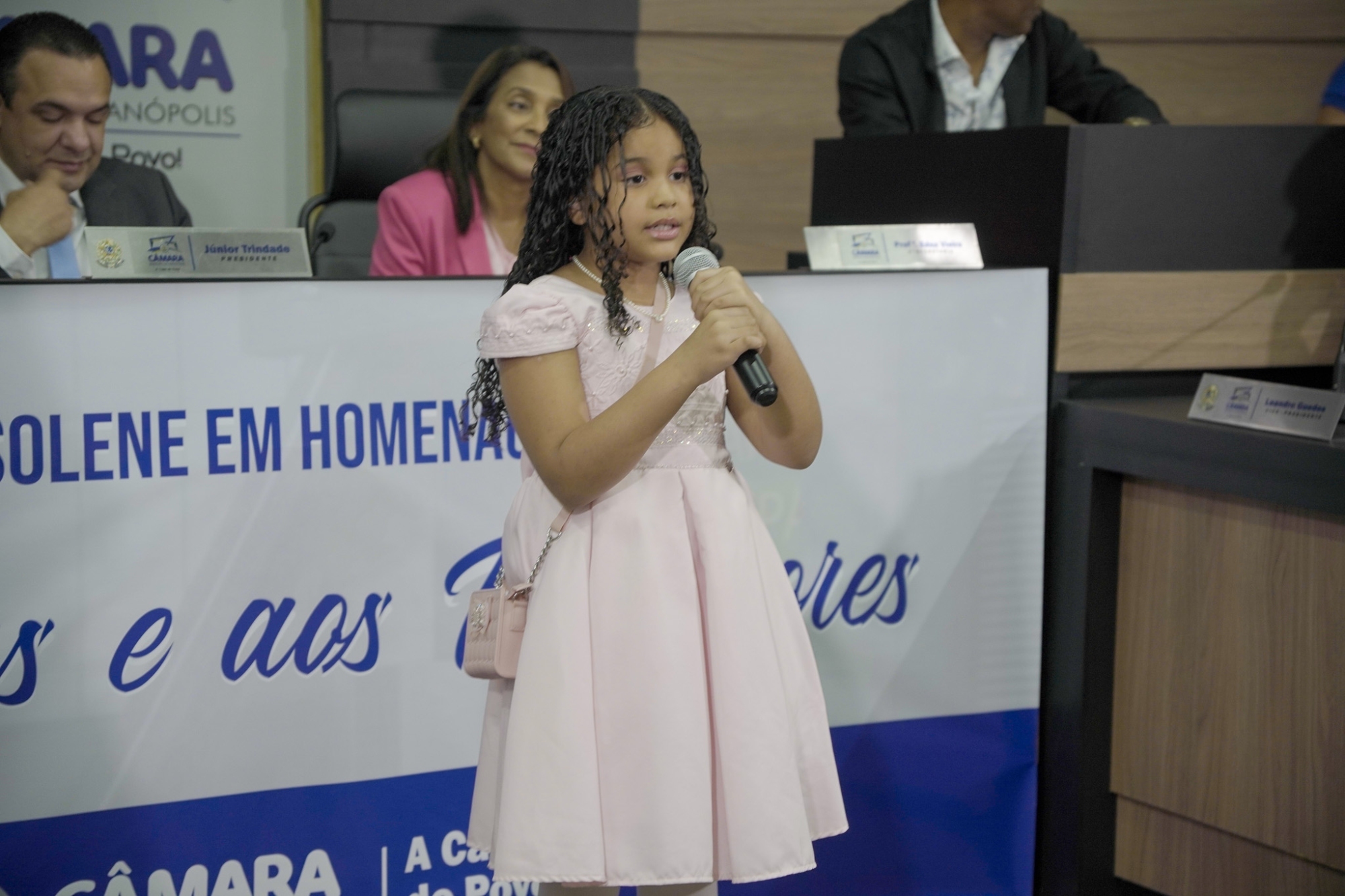 Câmara realiza Sessão Solene em homenagem aos professores da rede municipal
