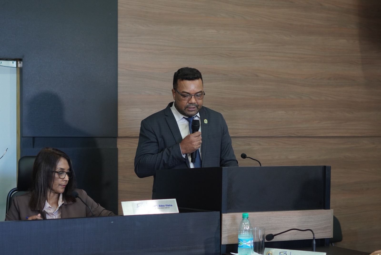 Câmara realiza sessão ordinária com pautas de impacto e aprovação unânime de propostas
Câmara realiza sessão ordinária com pautas de impacto e aprovação unânime de propostas