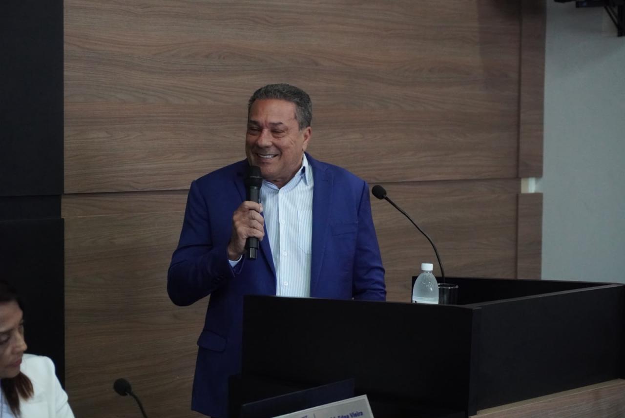 Vanderlei Luxemburgo destaca importância dos vereadores durante participação na tribuna da Câmara de Dianópolis